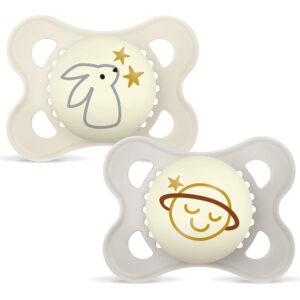 Mam Original Night Világító nyugtatócumi 2-6 hó 2 db (fehér, szürke)